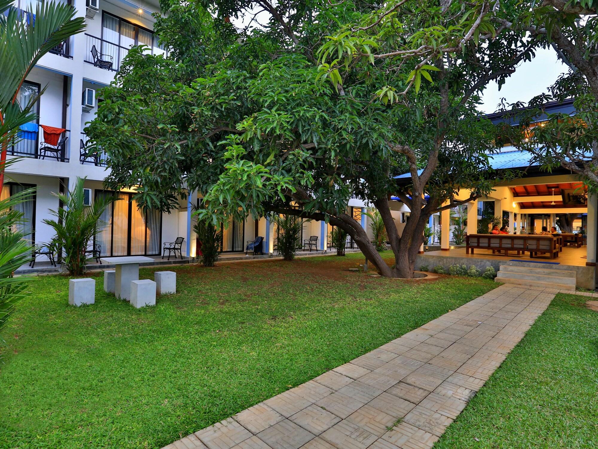 The Blue Wave Hotel Arugam Bay Bagian luar foto