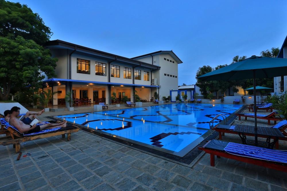 The Blue Wave Hotel Arugam Bay Bagian luar foto