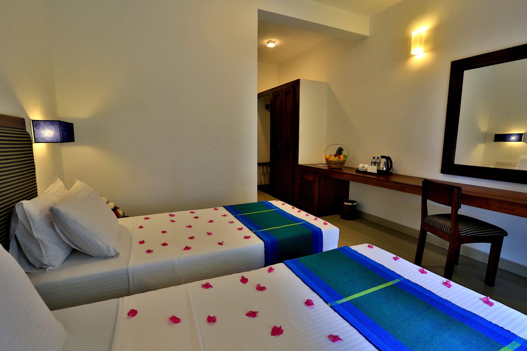 The Blue Wave Hotel Arugam Bay Bagian luar foto